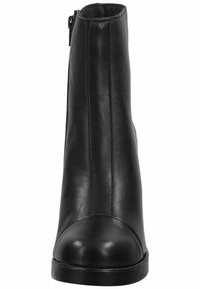 Botas de cuero negro hasta el tobillo con una textura suave, punta redonda y un cierre de cremallera lateral, que cuentan con costuras verticales en cada lado.