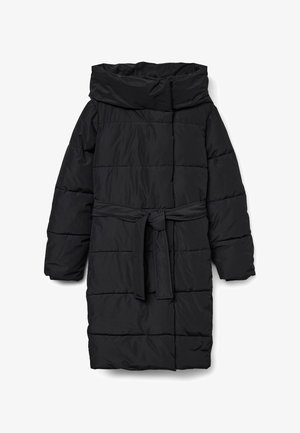 Sort, quiltet, mellemlang dynejakke med bred krave og bælte i taljen. Har en glat, mat tekstur og skrå sømme.