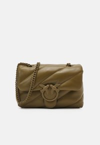 Borsa a mano in pelle verde oliva con design trapuntato, cinturino a catena e distintivo emblema di un uccello sulla parte frontale. Forma compatta rettangolare.