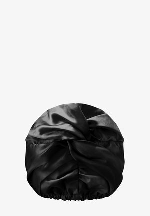 Bandeau turban en satin noir avec détail de nœud torsadé et dos élastiqué froncé.