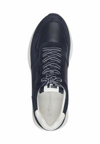 Sneaker in pelle navy con pannelli in rete, dettagli in suède testurizzato, suola in gomma bianca e lacci grigi. Presenta il logo sulla linguetta e sul lato interno.