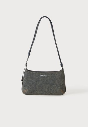 Petit sac à épaule texturé gris foncé avec une fine bandoulière noire réglable et le logo blanc "Palm Angels" sur le devant.