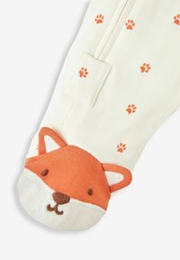 Weiße Socken mit einem orangefarbenen Fuchs-Gesicht und Ohren an der Spitze, versehen mit kleinen orangen Pfotenabdrücken am Beinbereich. Weiches Baumwollmaterial.
