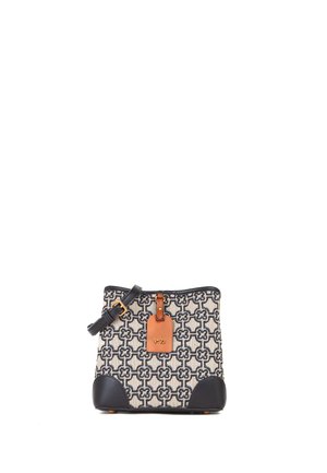 Borsa a forma quadrata con motivo geometrico nero e beige, angoli in pelle nera, tracolla regolabile e targhetta in pelle marrone con logo dorato "V° 73".