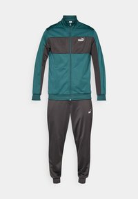 Grønnblå og svart Puma treningsdress med jakke med glidelås og bukser med elastiske mansjetter, Puma-logoer på brystet og venstre lår.