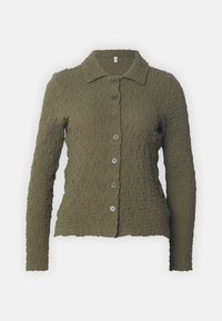 Cárdigan de manga larga verde oliva con una tela texturizada y arrugada, que presenta un cuello y seis botones redondos en la parte delantera.