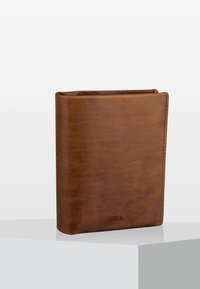 Bruine leren portemonnee met een gladde textuur, ronde hoeken en zichtbare stiksels. Klein logo gedrukt aan de onderkant. Compact rechthoekig ontwerp.