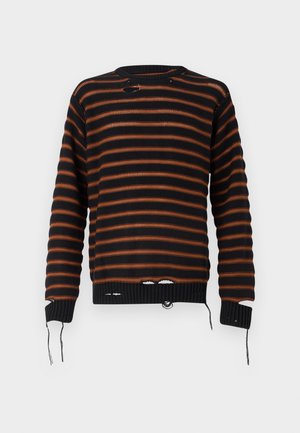 Pull à manches longues rayé noir et marron avec des trous usés et des fils lâches sur le col, les poignets et l'ourlet.