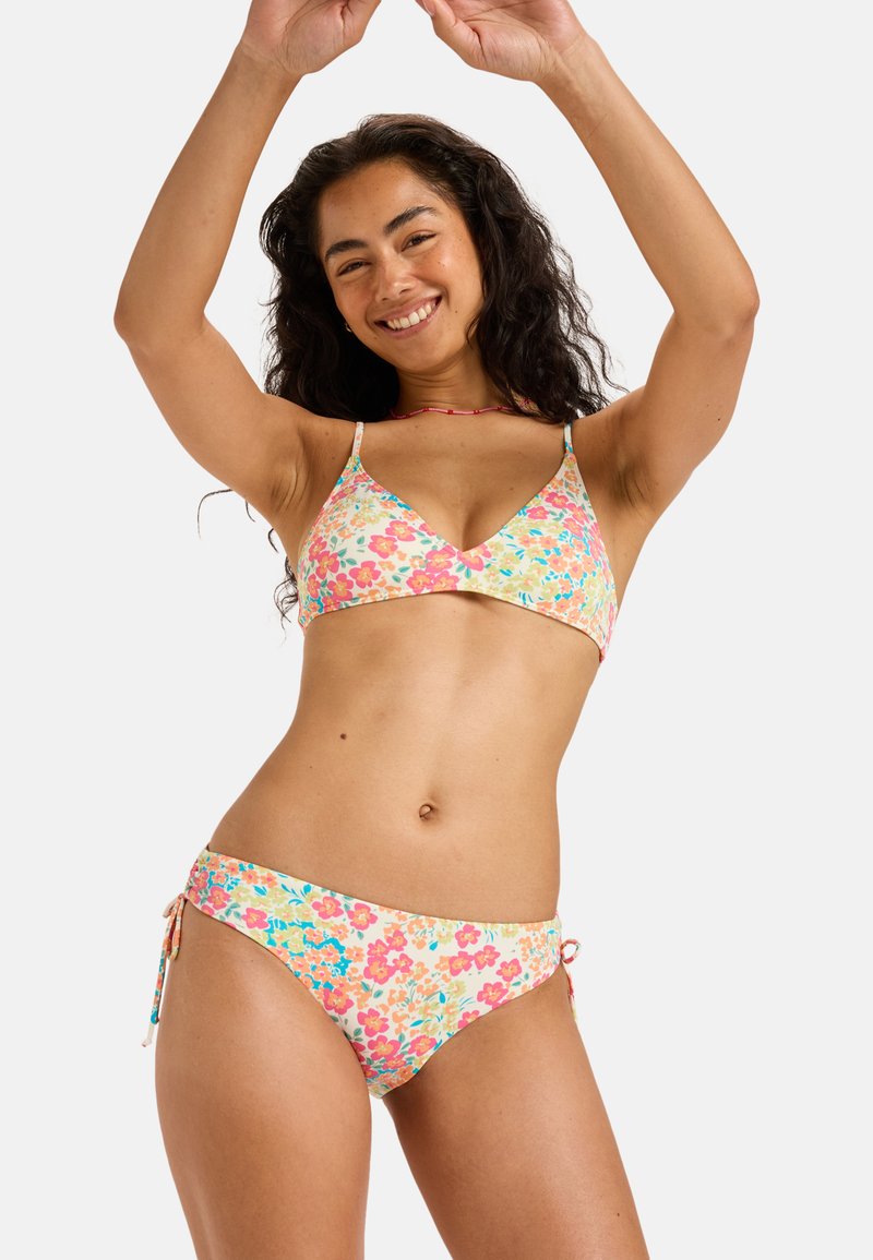Bikini sæt med et blomsterdesign i pink, orange og blå på en lys baggrund. Justerbare stropper, bindebånds-bund, let stof.