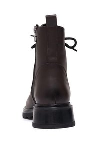 Brązowy skórzany botek za kostkę na wysokim obcasie, z tylnym zamkiem błyskawicznym i teksturowaną podeszwą. Posiada akcenty sznurowania oraz gładkie wykończenie.
