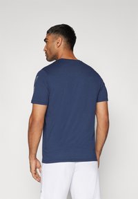 Hummel ELEMENTAL CHEVRON - Trükipildiga T-särk - dress blues