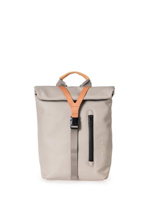 Zaino a rotolo di colore grigio chiaro con cinturino e manico in pelle color cuoio, tasca frontale con cerniera verticale e chiusura con fibbia in plastica nera.