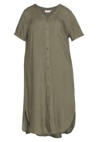Vestito verde oliva, maniche corte. Scollatura a V, chiusura con bottoni davanti, taschino sul petto, spacchi laterali. Tessuto liscio, vestibilità comoda.