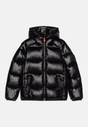 Czarna błyszcząca puchowa kurtka z kapturem, z frontowym zamkiem błyskawicznym, dwiema zasuwanymi kieszeniami po bokach oraz elastycznymi mankietami, rozłożona na jasnym tle.