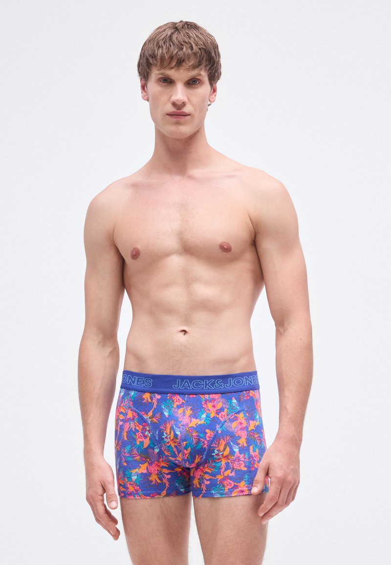 Herren-Boxershorts mit floralem Muster und einem blauen Bund mit "JACK & JONES"-Logo. Der Stoff zeigt lebendige Blumenmuster auf lila Hintergrund.