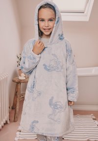 Couverture à capuche en polaire bleu clair avec un motif de personnage de dessin animé. Dispose de manches longues, d'une grande capuche et d'une texture douce.