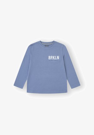 Camisa de manga larga de cuello redondo en algodón azul claro, con un gráfico blanco de texto "BRKLN" en el lado izquierdo del pecho. Textura suave, corte relajado.
