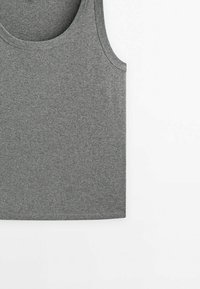Grå bomulds tanktop med rund halsudskæring og brede ærmegab, der har en glat tekstur og ingen synlige mønstre eller accenter.
