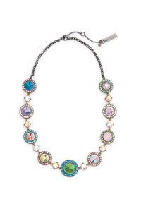 Collana colorata con pietre circolari nelle tonalità di blu, verde, rosa e viola, accompagnata da una catena in metallo nero e accenti decorativi.