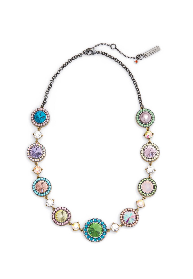 Collana colorata con pietre circolari nelle tonalità di blu, verde, rosa e viola, accompagnata da una catena in metallo nero e accenti decorativi.