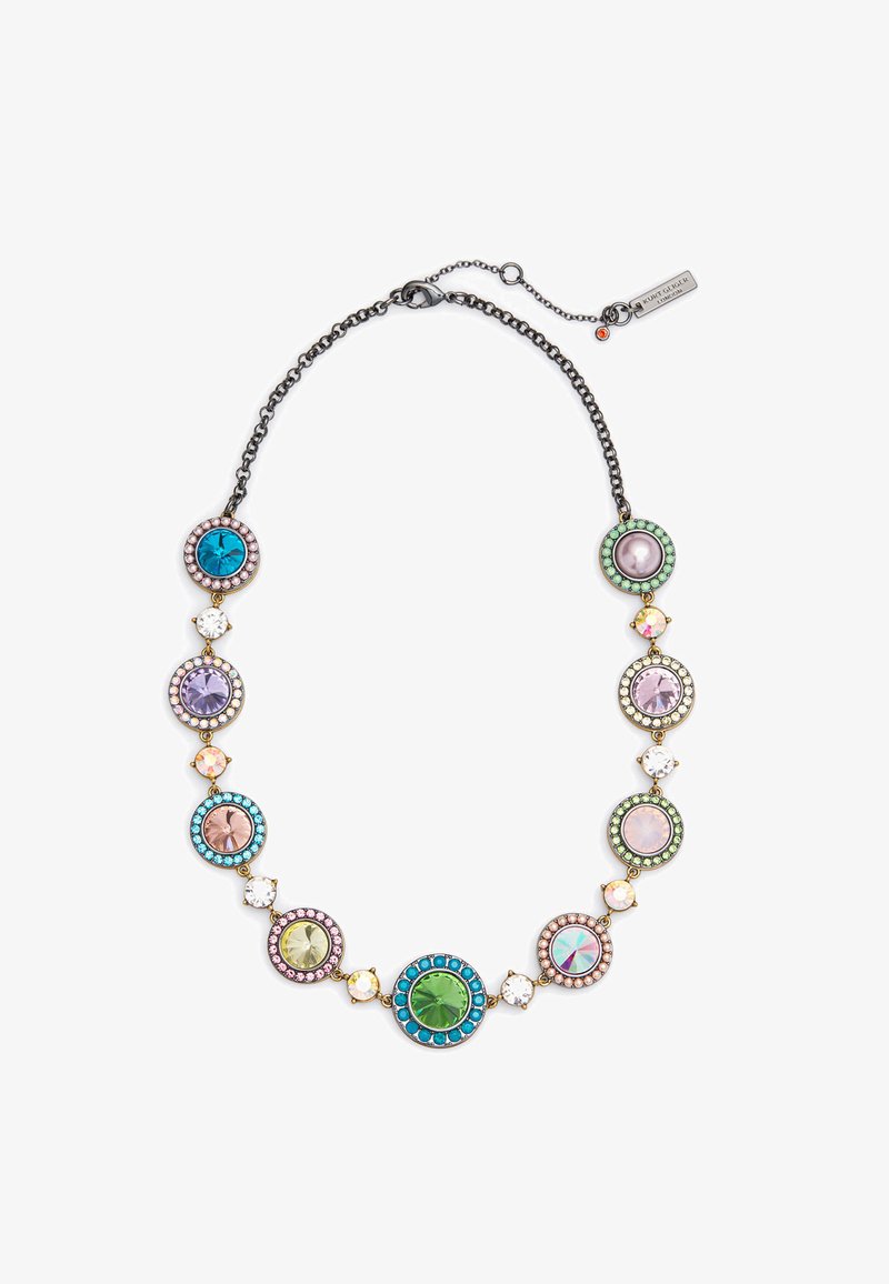 Kolorowa naszyjnik z okrągłymi kamieniami w odcieniach niebieskiego, zielonego, różowego i fioletowego, z czarnym metalowym łańcuchem i dekoracyjnymi akcentami.