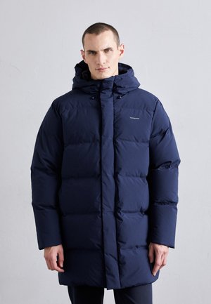 Marineblauer Puffermantel mit Kapuze, gestepptem Design und einem Reißverschluss auf der Vorderseite mit Druckknopfverschlüssen. Markenlogo auf der Brust.