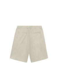 Beige shorts med rett snitt, laget av glatt stoff. Har to baklommer og beltehemper, kanten er uten pryd.