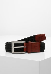 Zwarte geweven riem met een metalen gesp in zilver en bruine leren accenten. Heeft een textuurontwerp en een gelabelde leren patch.