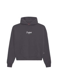 Grå hettegenser laget av fleece-materiale med frontlomme. Har justerbar hette og hvit tekst "Forbudte Plagg" på brystet.