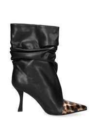 Stivale alla caviglia in pelle nera con al – parte superiore arricciata, punta appuntita con un accento in stampa leopardata e tacco a stiletto sottile.
