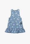 ANGELICA PRINTED DENIM FRILL DRESS - Τζιν φόρεμα - light blue denim