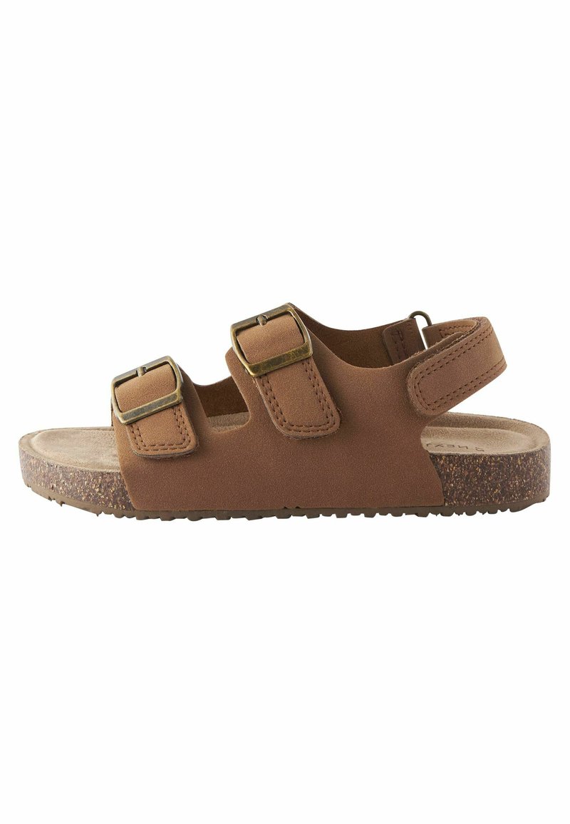 Bruna mockaskinnsandaler med två justerbara spännen, rundad korkfotbädd och texturerad gummiyttersula. Öppen bakdesign för enkel användning.