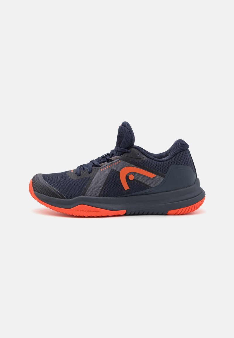 Navy sportovní bota s oranžovými akcenty a šedým panelem. Má texturovaný síťovinový svršek, polstrovanou podrážku a vycpaný límec pro podporu.