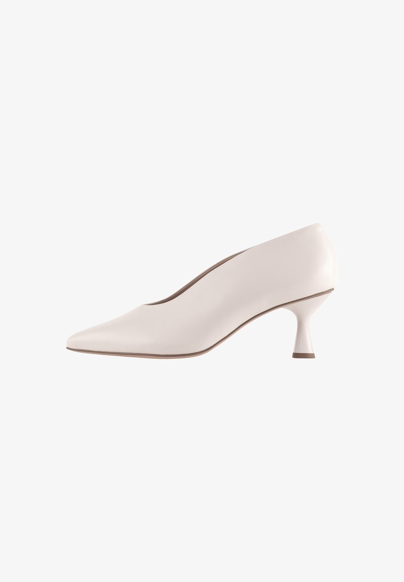 Escarpin en cuir couleur crème avec talon moyen, bout pointu et talon élancé évasé sur fond blanc.