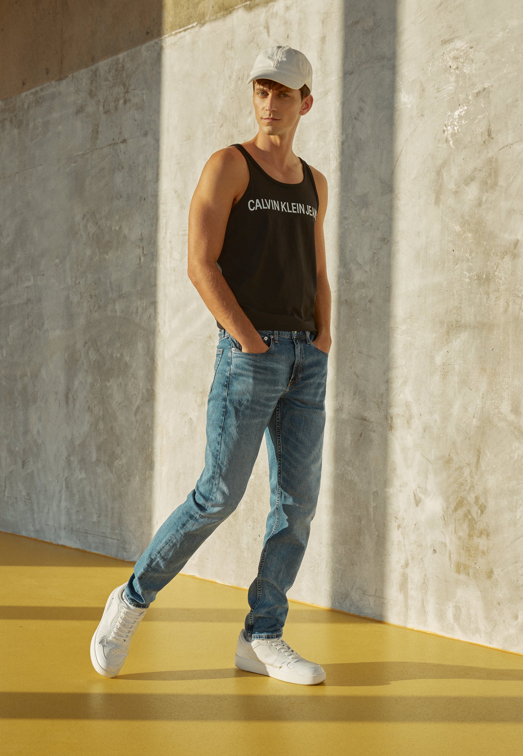 Calvin Klein Jeans SLIM TAPER - Jeans Tapered Fit - denim medium/Blauw  denim/bluedenim - Zalando.nl