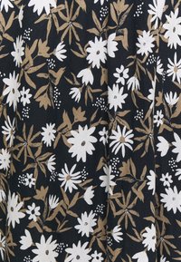 Schwarzer Stoff mit einem Blumenmuster aus weißen und beigefarbenen Blumen, akzentuiert mit grünen Blättern. Die Textur wirkt glatt und gewebt.