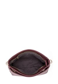 Borsa in pelle color bordeaux con chiusura a zip, dotata di un interno in tessuto grigio, tasca con zip e due scomparti per un'organizzazione ottimale.