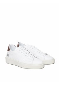 Sneakers bianchi in pelle con una finitura testurizzata, caratterizzate da dettagli perforati, accenti in pelle marrone sul tallone e una spessa suola bianca.