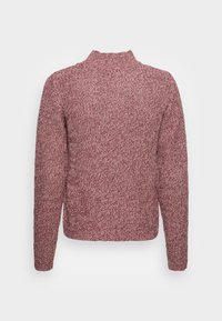 Czerwona, dziergana sweter z wysokim kołnierzem, luźnym krojem i teksturowanym materiałem. Posiada długie rękawy i skróconą tylną część.