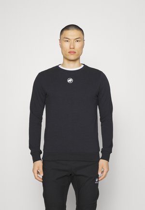 Zwarte sweatshirt voor heren met een ronde hals. Voorzien van een klein wit logo op de borst, ribgebreide manchetten en een textuurstof. Gestyled met zwarte broek.