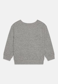 Felpa grigia realizzata in tessuto morbido. Presenta maniche lunghe, collo rotondo e polsini a costine. Design semplice e senza decorazioni con una superficie texturizzata.