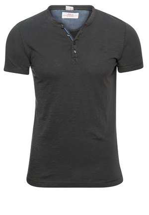 Dunkelgraues kurzärmeliges T-Shirt aus weicher Baumwolle mit einem geknöpften Henley-Hals und subtiler Logo-Platzierung auf der linken Brust. Strukturiertes Stofffinish.