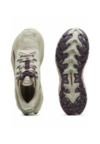 Zapatillas deportivas en color beige y lavanda con un upper texturizado, collar acolchado y una suela de goma multicolor con un patrón de tracción.