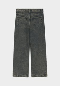 Mørk denim vidde-bukser med rå kant, udstyret med to baglommer og en glat tekstur. Stoffet viser subtile variationer i skygge.