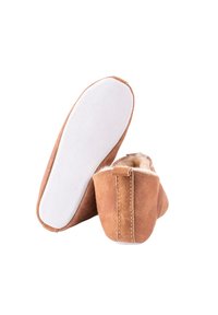 Chaussons en daim marron avec une douce doublure blanche et une semelle blanche flexible. Comprend des détails de couture et un design arrondi.