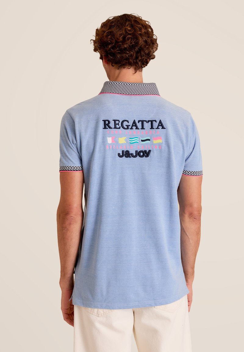 Lichtblauw poloshirt met geborduurd "REGATTA" en kleurrijke accenten op de achterkant. Heeft een gemêleerde kraag en korte mouwen.