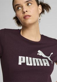 Puma LOGO TEE - Majica kratkih rukava s printom - midnight plum