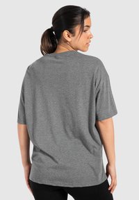 Smilodox UNISEX MACEY FRONT PRINT - Camiseta estampada - anthrazit melange
