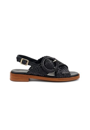 Sandal in pelle intrecciata nera con fibbia rotonda, design aperto sulla punta e tacco in legno basso. Cinturino regolabile per una vestibilità sicura.
