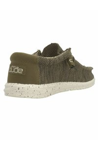 Scarpa casual verde a maglia con tessuto testurizzato e pannello posteriore solido. Presenta una suola bianca a macchie e un'etichetta laterale con il logo del marchio.